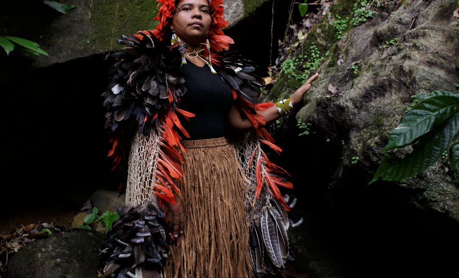 Glicéria Tupinambá abre videoinstalação no MUPA sobre os mantos Tupinambá