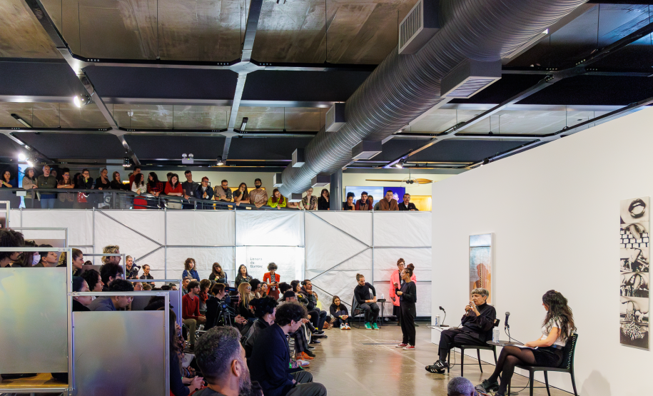 Mesa de conversa com Lenora de Barros