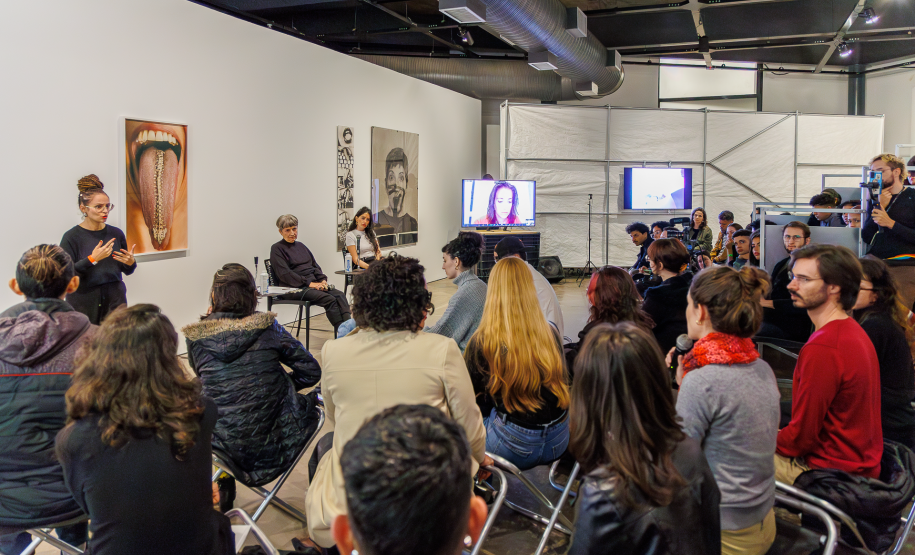Mesa de conversa com Lenora de Barros