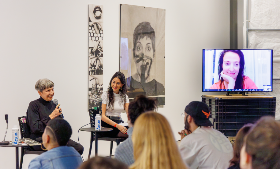 Mesa de conversa com Lenora de Barros