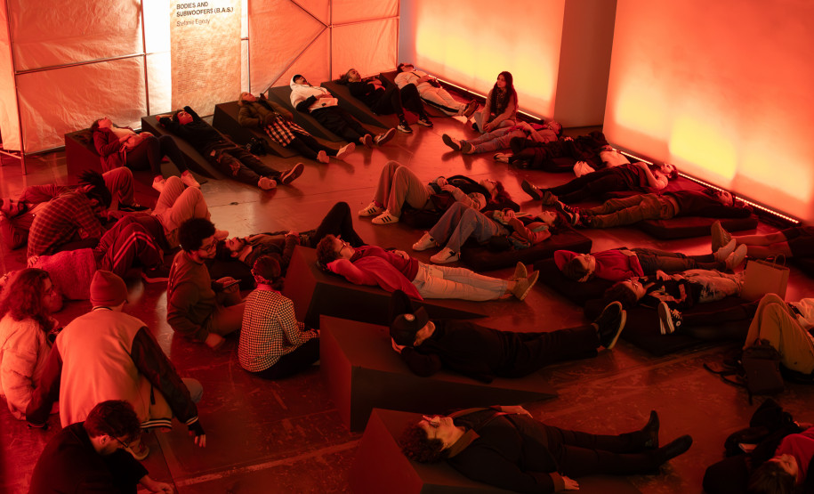 Público interagindo com a instalação