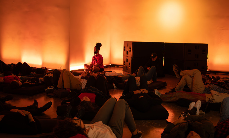 Público interagindo com a instalação