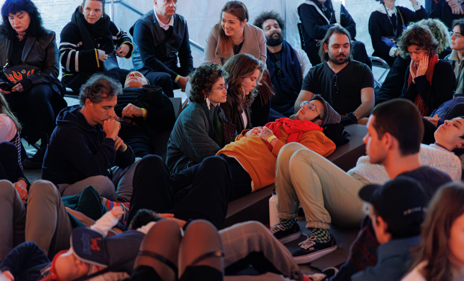 Público interagindo com a instalação