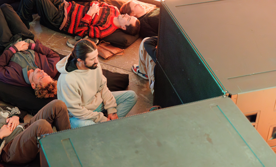 Público interagindo com a instalação