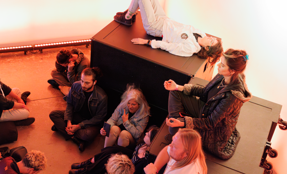 Público interagindo com a instalação