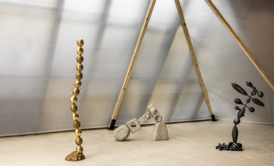 Vista da exposição Céu-Eclipse - Esculturas de Erika Verzutti