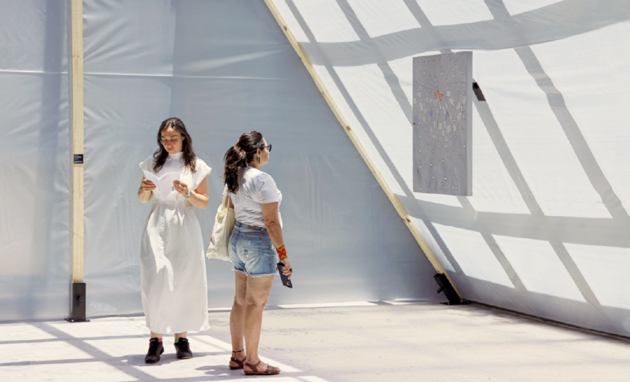 Vista da exposição Céu-Eclipse - Pintura de Laís Amaral