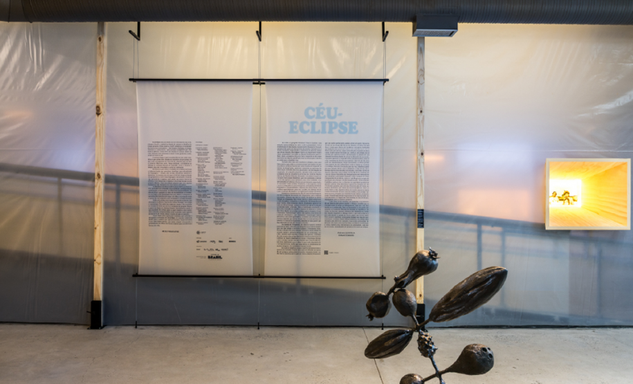 Vista da exposição Céu-Eclipse - Painel com exto Curatorial