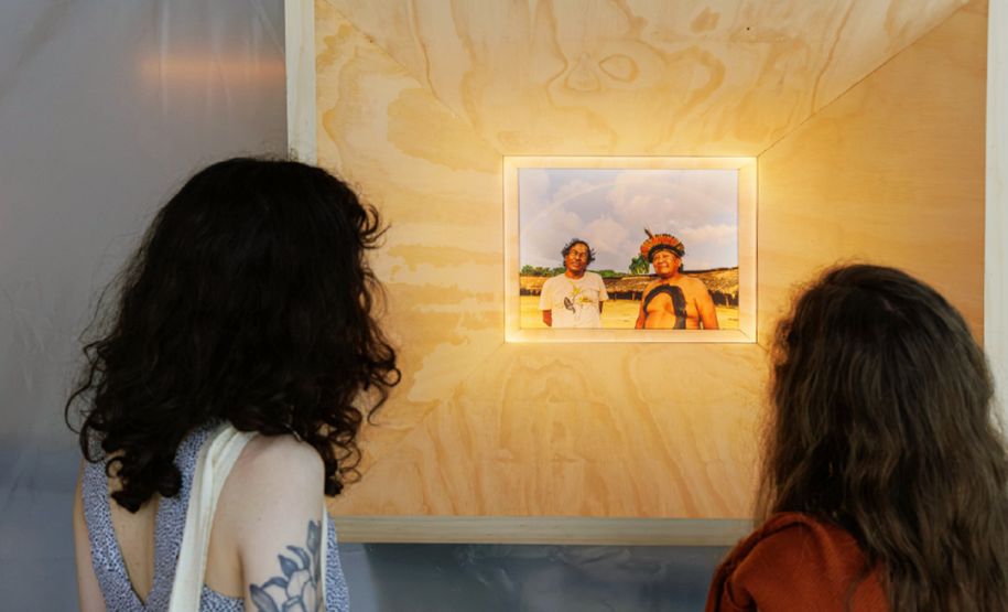 Vista da exposição Céu-Eclipse - Fotografia de Christian Braga retratando Ailton Krenak e Davi Kopenawa