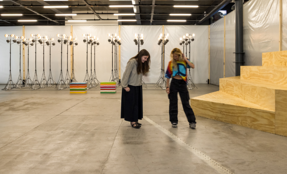 Vista da exposição Céu-Eclipse - Instalação Flora Leite