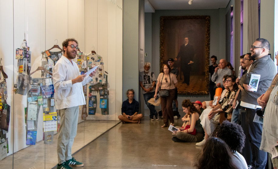 Artista Elilson na abertura da exposição Vitrine Panfletária.