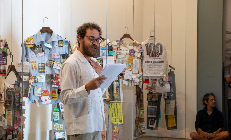 Artista Elilson na abertura da exposição Vitrine Panfletária.