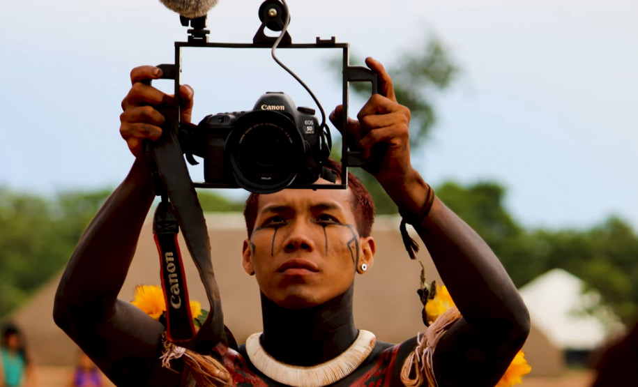 "A câmera é a Flecha", 2022. 10'42". Coletivo Kuikuro de Cinema.