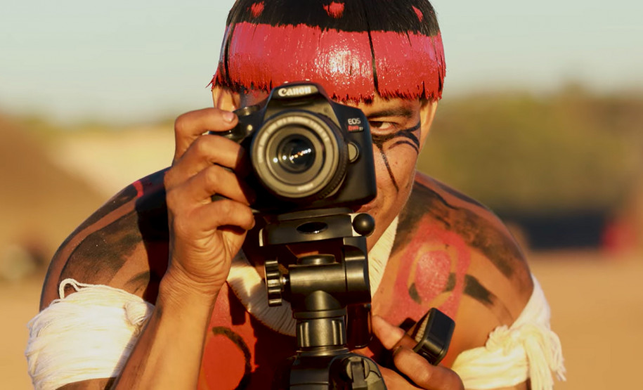 "A câmera é a Flecha", 2022. 10'42". Coletivo Kuikuro de Cinema.