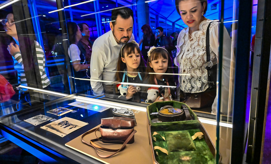 Pessoas observando obra exposta