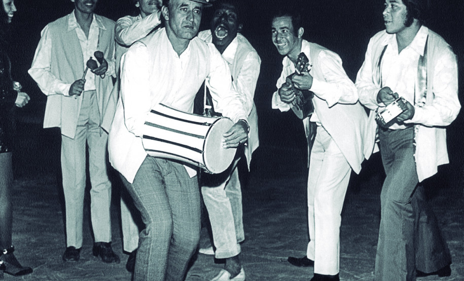 Maé (de chapéu) e companheiros