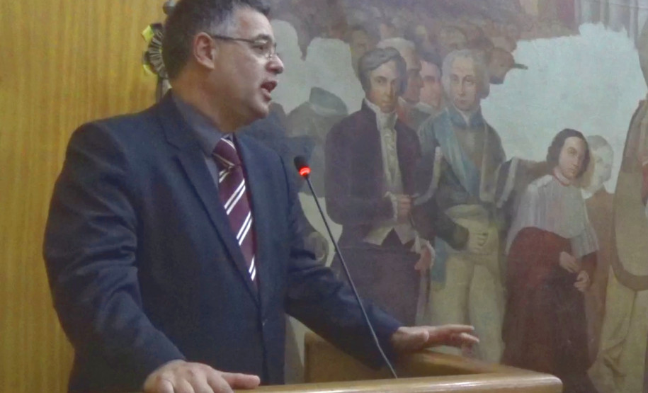 O diretor do Museu Paranaense, Renato Carneiro Jr., discursa logo após receber o certificado MoWBrasil 2017.