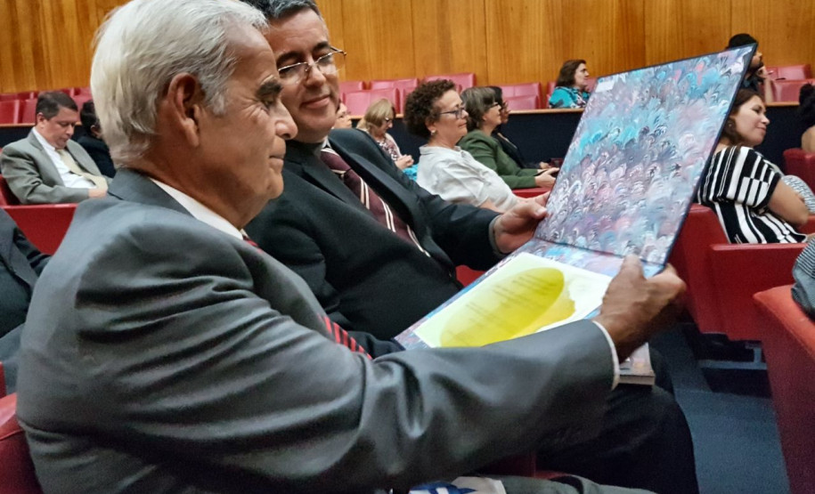 Museu Paranaense é o primeiro do Paraná a integrar o Programa Memória do Mundo da UNESCO O diretor do Museu Paranaense, Renato Carneiro Jr., com o bisneto de um dos fundadores do museu, José Cândido Muricy Neto, na entrega do certificado MoWBrasil 2017.