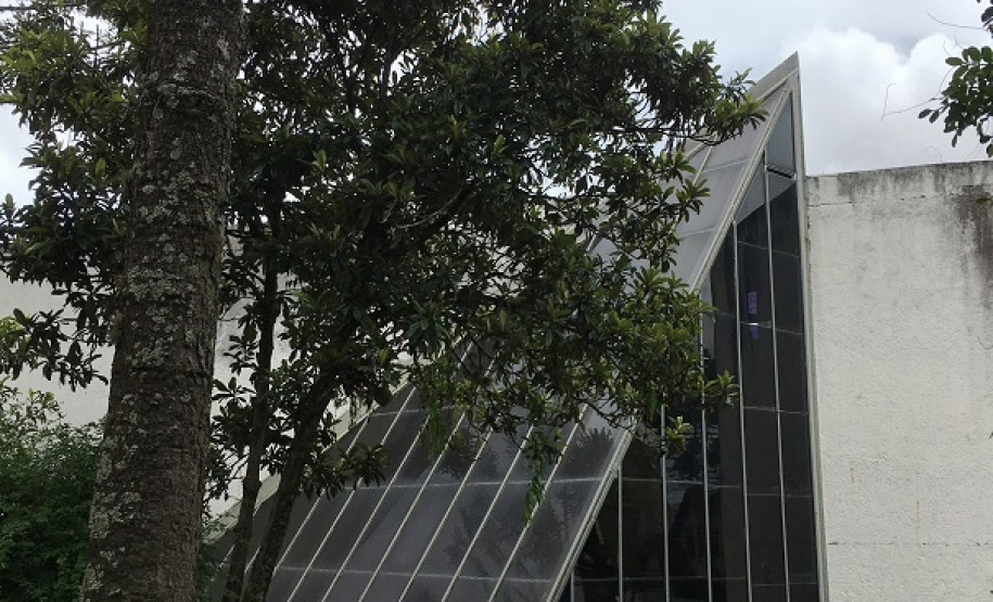 Anexo do Museu Paranaense visto da Rua Ermelino de Leão tem forma de pirâmide de vidro. A estrutura, que apresentava rachaduras e perigo estrutural, será reformada.