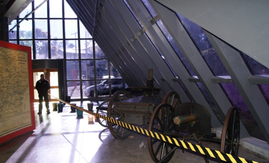 Vista interna da estrutura de vidro do anexo que será reformada.