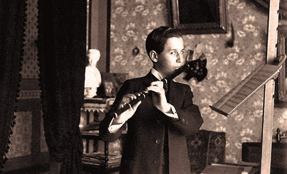 Exposição Arte e Ciência entrelaçadas: Frederico Lange de Morretes Lange de Morretes em apresentação de flauta na Casa do Ipiranga em 1907