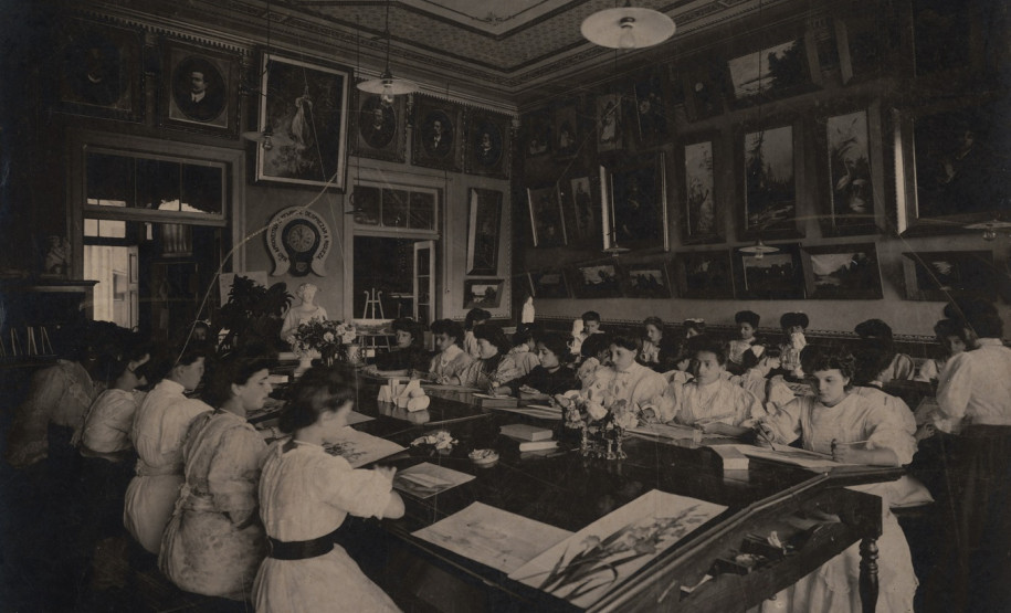 Prorrogada exposição “As Histórias das Mulheres a partir do acervo do Museu Paranaense” Prorrogada exposição “As Histórias das Mulheres a partir do acervo do Museu Paranaense”