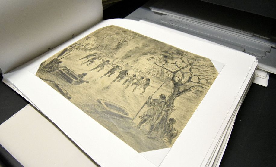 Desenho que representa o ritual de passagem dos meninos xetá para a fase adulta. Durante a cerimônia, os meninos tinham o lábio inferior furado onde era inserido um adorno de resina vegetal. A aldeia celebrava com bebida fermentada de frutas silvestres e cânticos em homenagem a espíritos representados por pássaros.