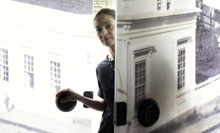 A arquiteta e cenógrafa Gabriela Ribeiro Bettega, a Biba, é a nova diretora do Museu Paranaense.