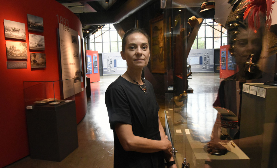 A arquiteta e cenógrafa Gabriela Ribeiro Bettega, a Biba, é a nova diretora do Museu Paranaense.