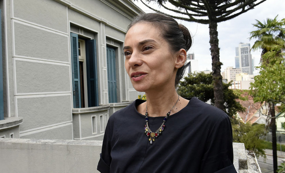 A arquiteta e cenógrafa Gabriela Ribeiro Bettega, a Biba, é a nova diretora do Museu Paranaense.
