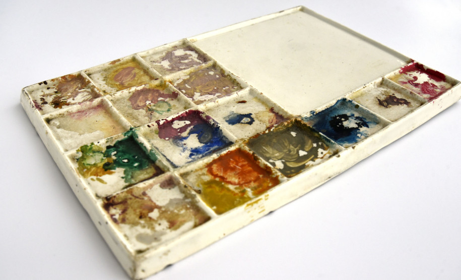 Paleta em porcelana branca que pertenceu a Iria Corrêa.