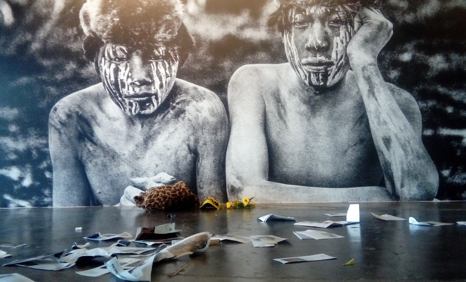 Ação de Denilson Baniwa Fragmentos da ação de Denilson Baniwa no Pavilhão da
33ª Bienal de São Paulo, 2018.