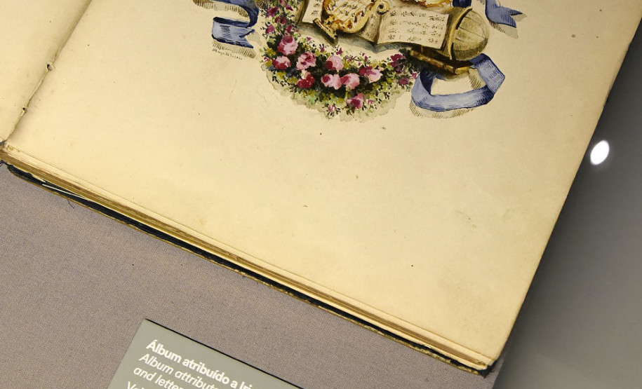 Detalhe do álbum de veludo azul, com desenhos em técnica mista de Iria Corrêa presente na mostra.