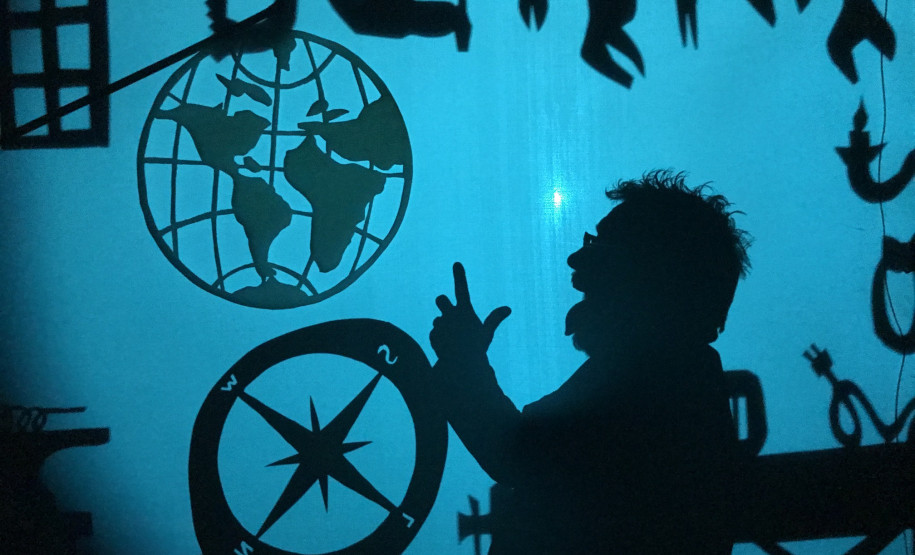 Jovem Einstein vê o mundo O espetáculo conta a história do cientista Albert Einstein.