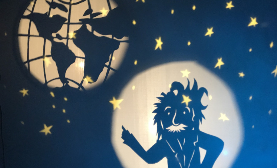 Jovem Einstein vê o mundo O espetáculo conta a história do cientista Albert Einstein.