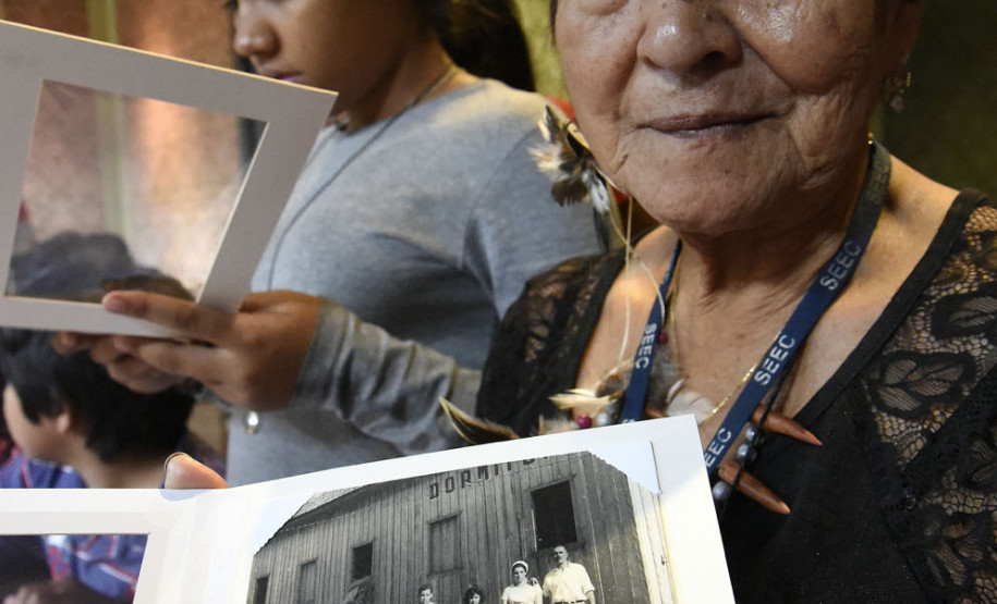 Maria Rosa Brasil Tiguá se reconheceu em uma foto feita por Kozák entre 1955-1956. Na foto, ela é a segunda criança, da esquerda para direita.