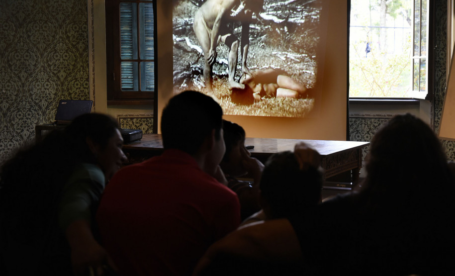 Os Xetá assistiram a vídeos documentais feitos por Vladimir Kozák e que integram o acervo do museu.