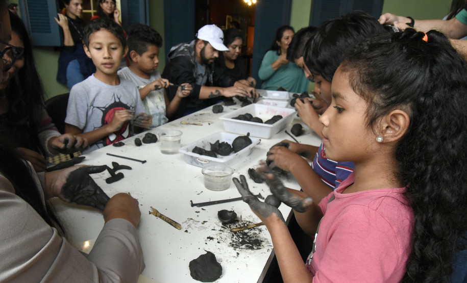 As crianças se divertiram com a oficina de modelagem em argila proposta pelo setor de Arqueologia.
