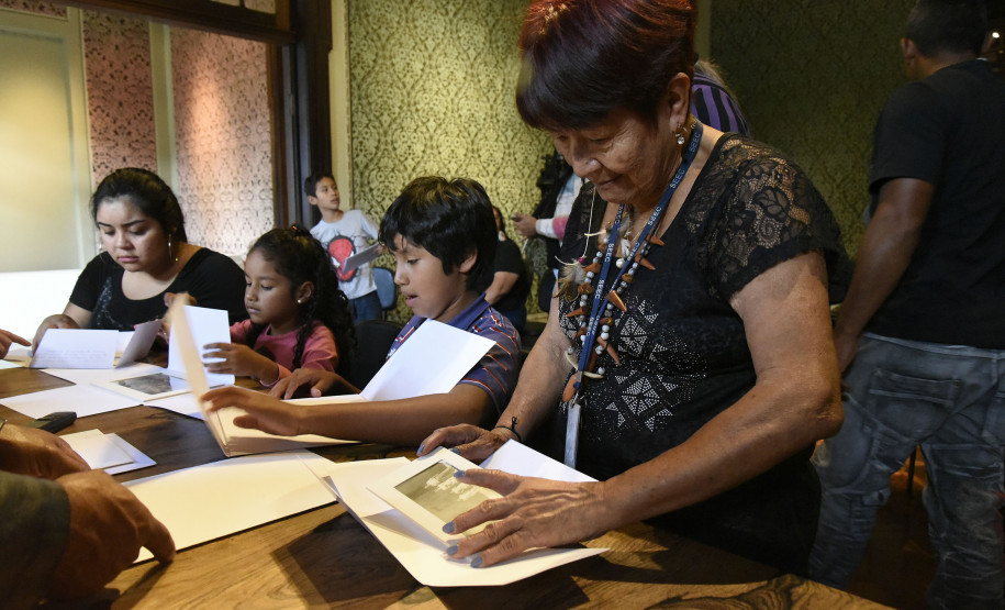O grupo observa as fotos documentais realizadas por Vladimir Kozák, que integram o acervo do museu.