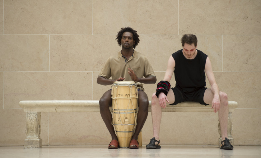 Performance de dança com o bailarino Volmir Cordeiro e o músico Washington Timbó