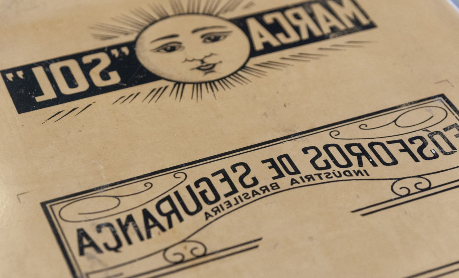 Pedra litográfica Detalhe de uma pedra litográfica da antiga Impressora Paranaense, acervo do Museu Paranaense, que integra a mostra "Gravado".