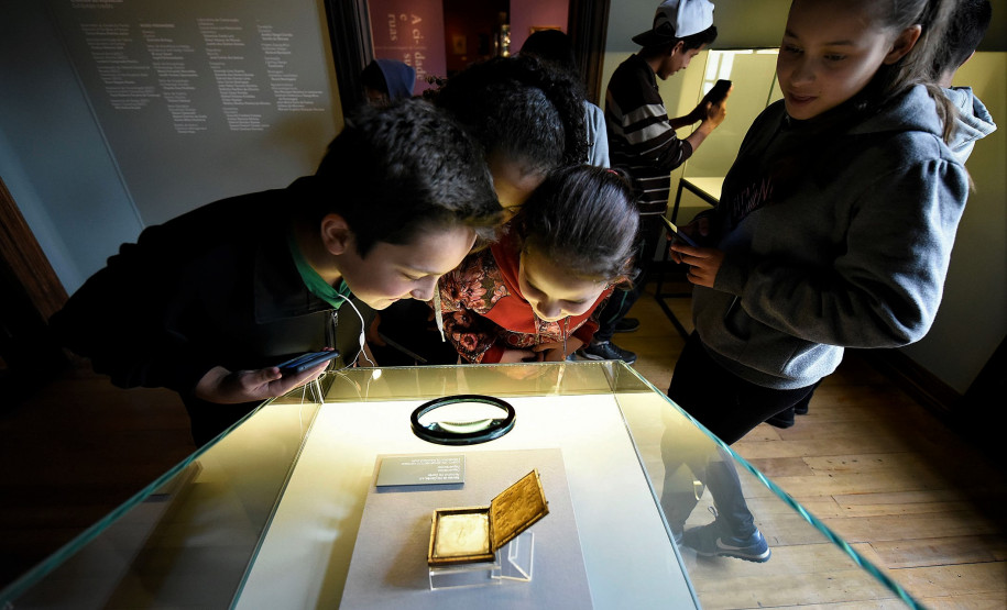 Museu Paranaense oferece visita mediada gratuita toda sexta-feira, a partir das 16h.