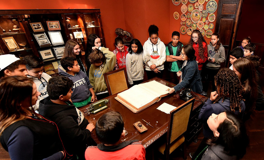 Museu Paranaense oferece visita mediada gratuita toda sexta-feira, a partir das 16h.