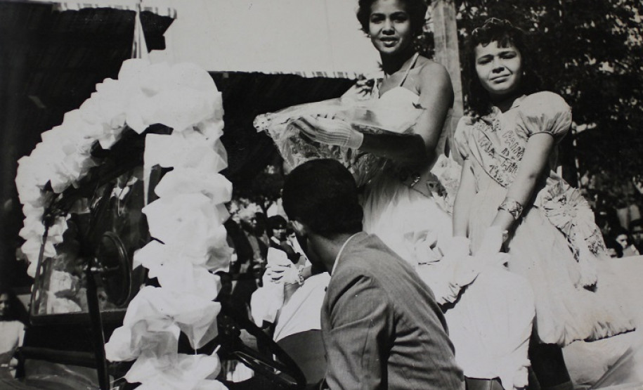 Desfile de Carnaval em Londrina Desfile de Carnaval em carro alegórico da Arol, Londrina, anos 1950.