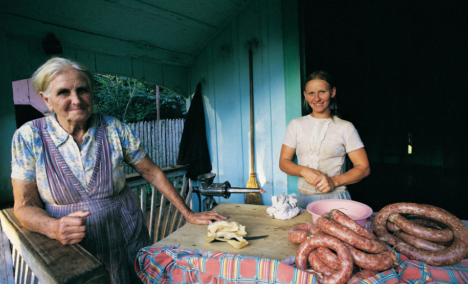 Senhoras Avelina e Lídia Marszal, filha e neta de imigrantes poloneses, Rio do Banho, Cruz Machado, PR, 1986.