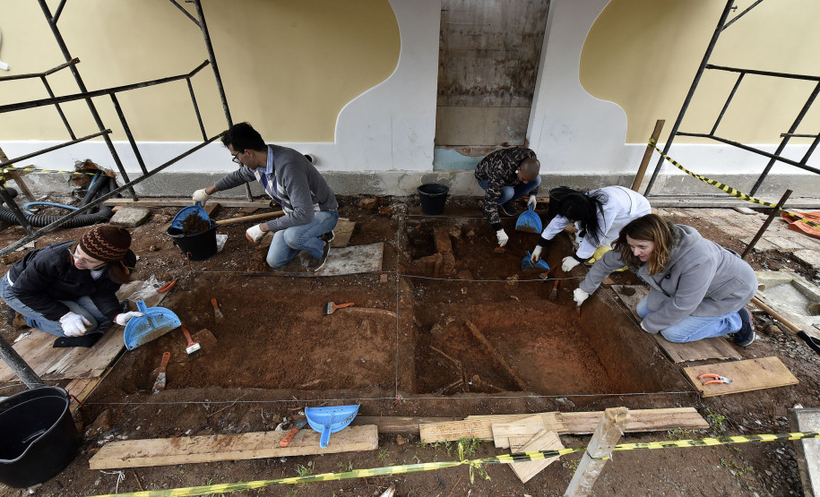 Equipe do Departamento de Arqueologia do Museu Paranaense vem desenvolvendo pesquisas arqueológicas no entorno do Palácio Belvedere.