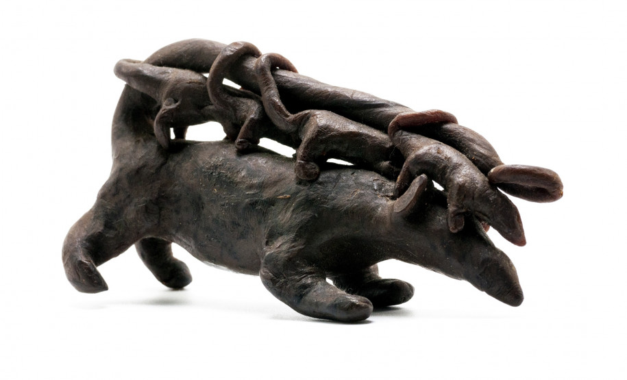 Escultura em cerumo de abelha Kadjaj (Gambá com filhotes). Escultura em cerume de abelha. Etnia Xetá - Paraná/Brasil. Década de 1950. Coleção Vladimir Kozák. Foto Amanda Sanches/MUPA.