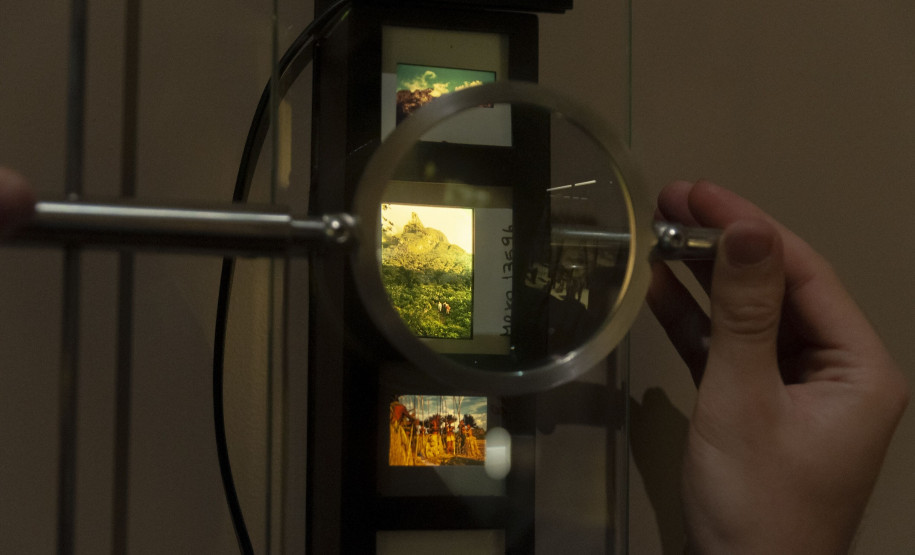 No acervo do Museu Paranaense há mais de 2 mil diapositivos kodachrome de Vladimir Kozák, fã do filme colorido que revolucionou a história da fotografia.