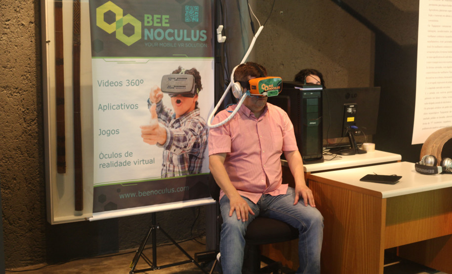 Paranaense de dois mil anos tem face revelada com auxílio de tecnologia 3D Antonio Marques experimentou os óculos de imersão 3D, disponíveis no dia da abertura.