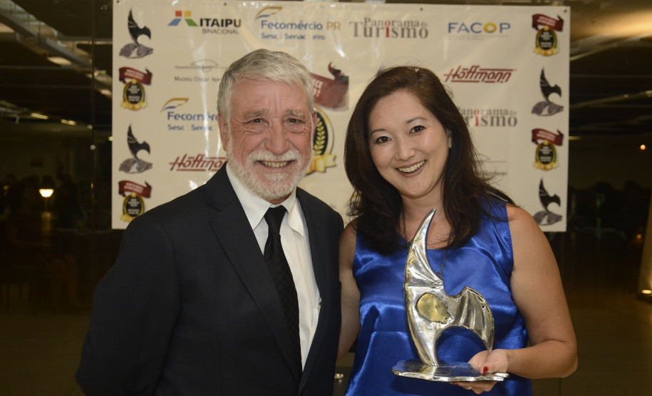 Museu Paranaense recebe o Prêmio Panorama do Turismo na categoria Turismo Cultural A responsável pelo setor de História do Museu Paranaense, Tatiana Takatuzi, representou o diretor Renato Carneiro na premiação.